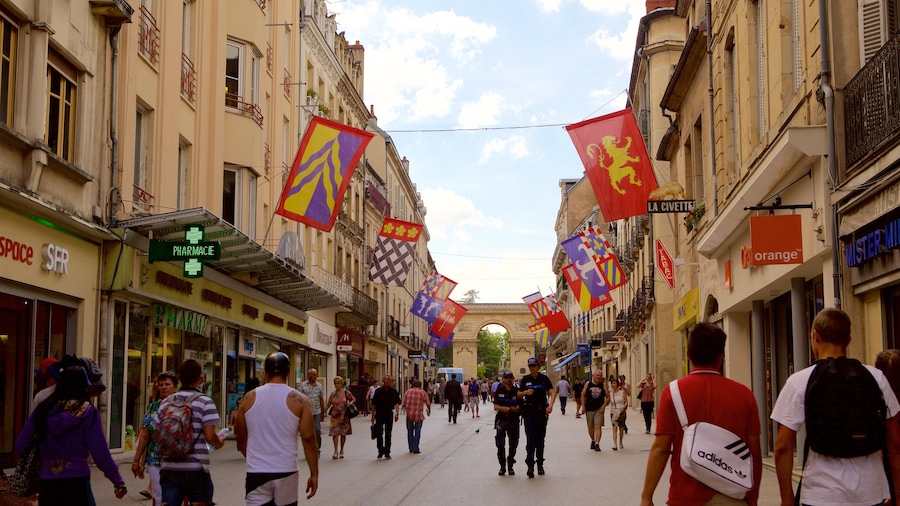Bourgogne mettant en vedette shopping et scènes de rue aussi bien que petit groupe de personnes
