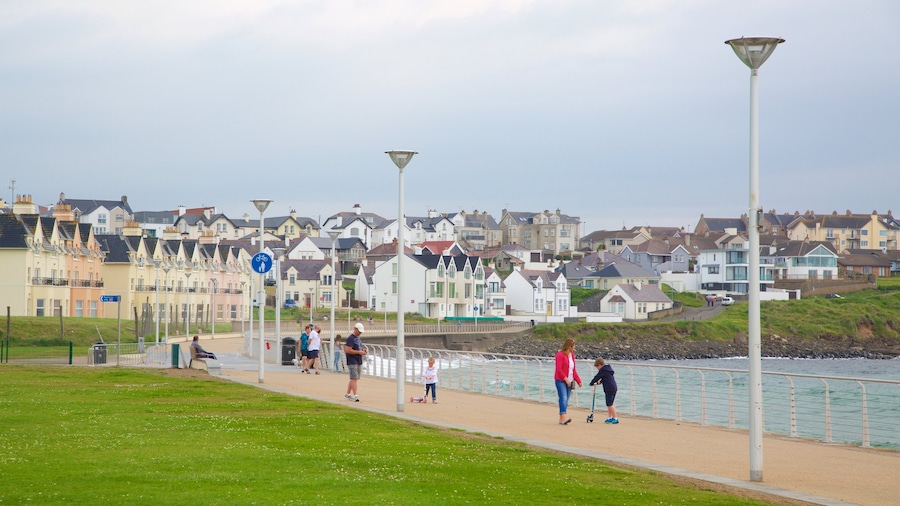Playa de Portrush que incluye una ciudad costera, vistas generales de la costa y una bahía o puerto