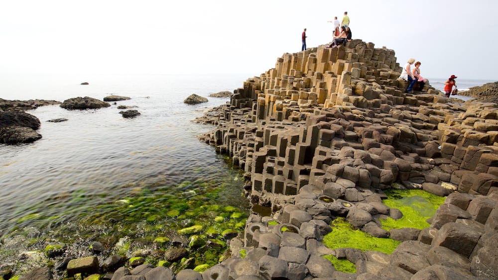Giant\'s Causeway das einen Felsküste, allgemeine Küstenansicht und Geschichtliches