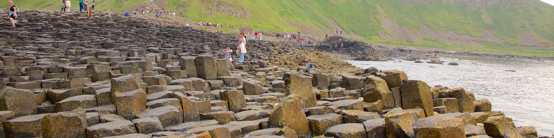 Giant\'s Causeway das einen allgemeine KĂŒstenansicht, Monument und Geschichtliches