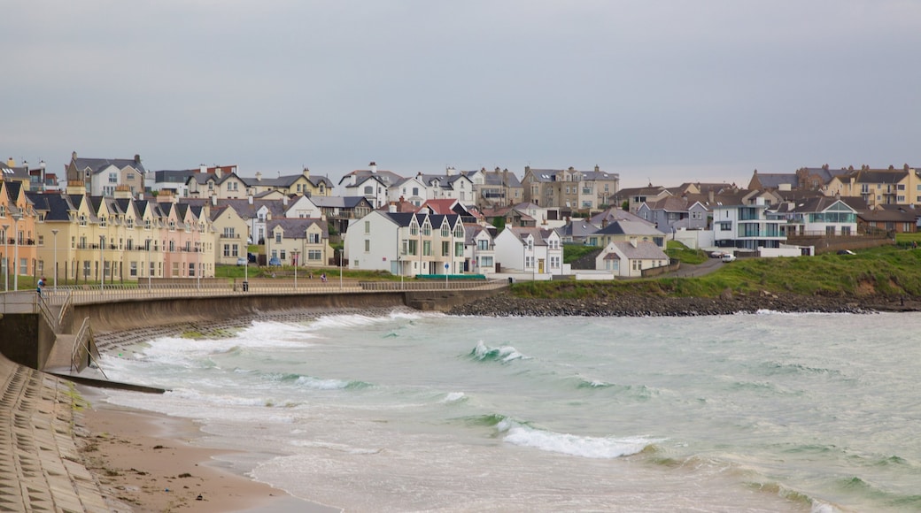 Bãi biển Portrush cho thấy cảnh bờ biển, bãi biển cát và thị trấn duyên hải