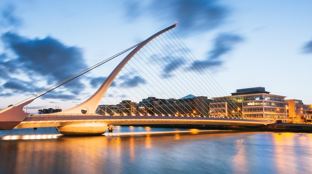 Dublín ofreciendo un puente, un atardecer y una ciudad