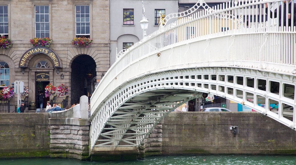 Half Penny Bridge johon kuuluu joki tai puro ja silta