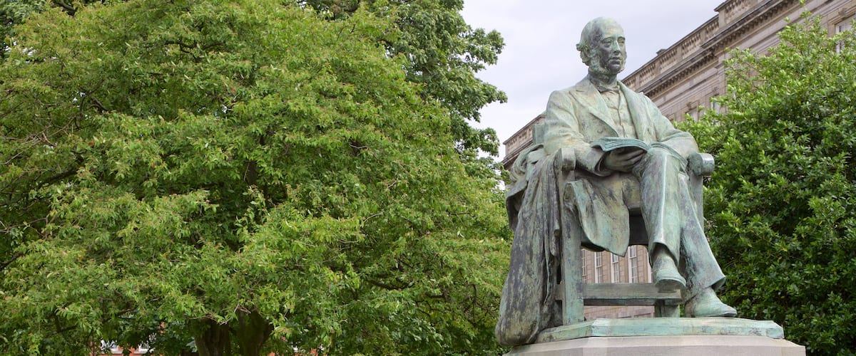 Trinity College montrant jardin, monument et patrimoine historique