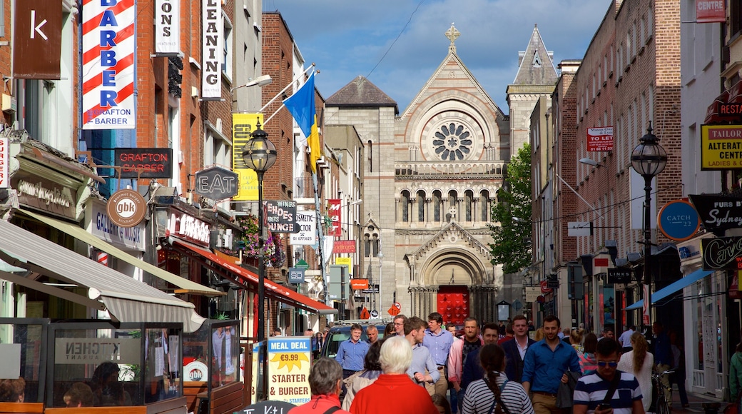 Dublin toont historische architectuur, straten en religieuze aspecten