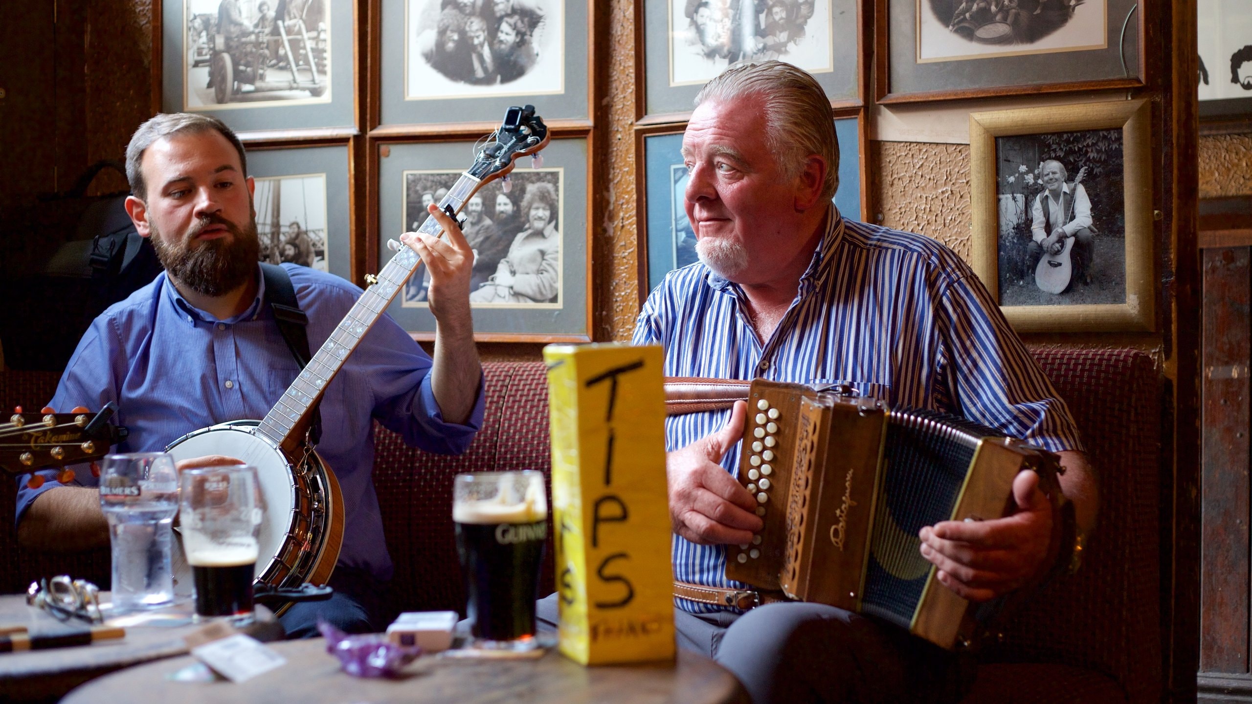 Dublín mostrando un bar, música y arte escénica