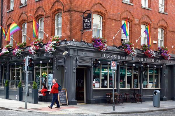 Dublin featuring café scenes, street scenes and dining out