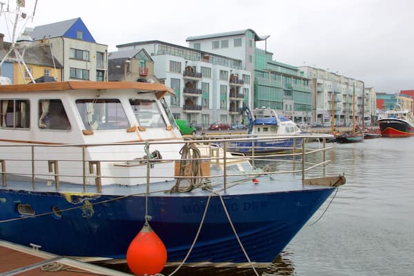 Hafen von Galway welches beinhaltet Marina, Fluss oder Bach und Bootfahren