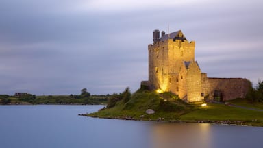 Castello di Dunguaire che include oggetti d\'epoca, fiume o ruscello e castello