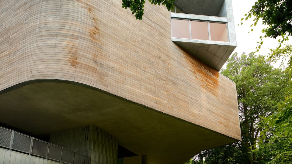 Glucksman Gallery que incluye arquitectura moderna