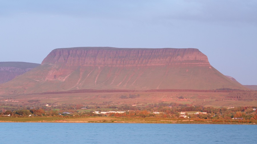 Ben Bulben inclusief een rivier of beek en bergen