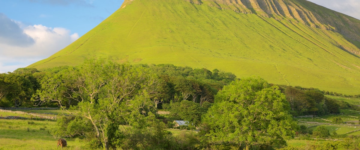 Ben Bulben mostrando montañas y escenas tranquilas