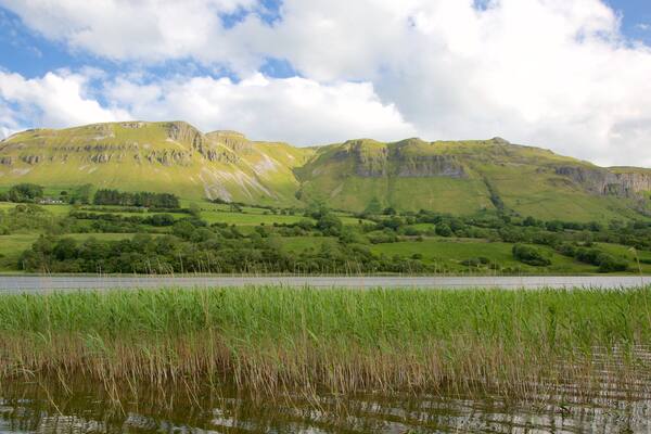 Sligo montrant montagnes, riviĂšre ou ruisseau et panoramas