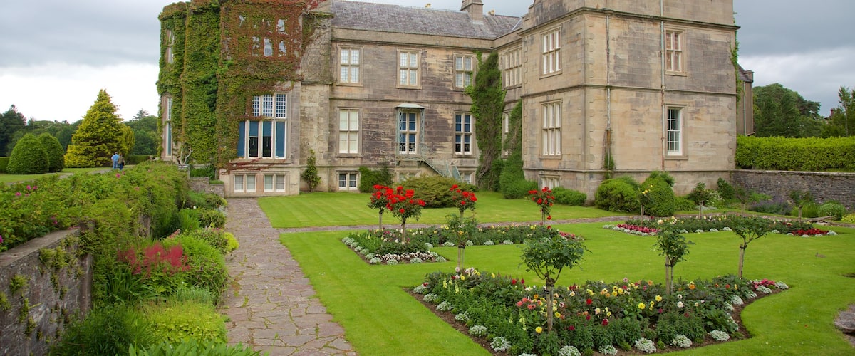 Muckross House mit einem historische Architektur, Burg und Garten