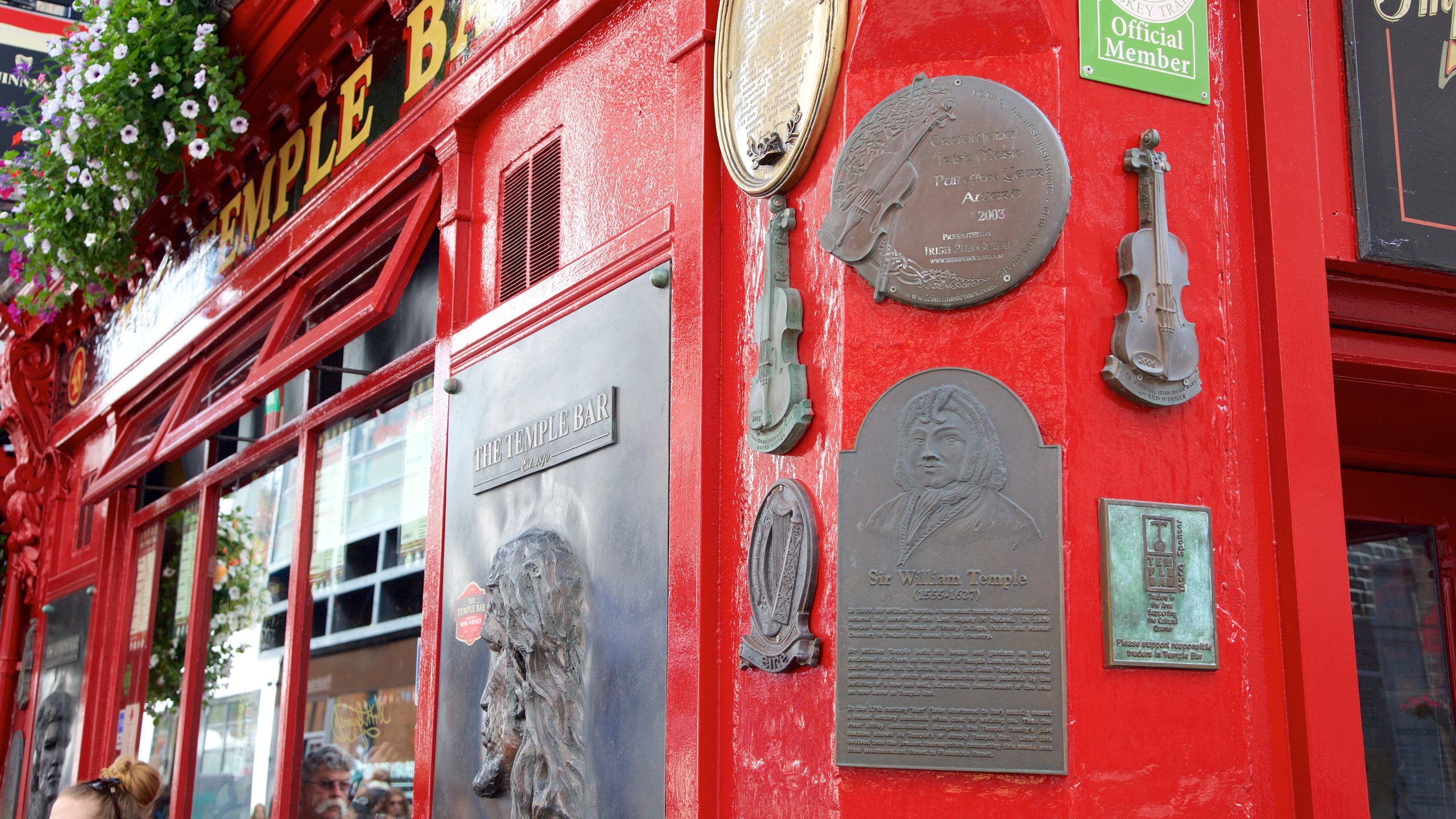 Temple Bar which includes a bar and signage