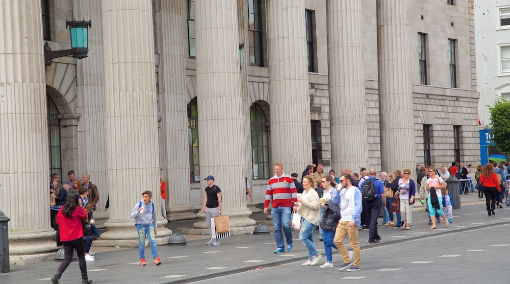 O\'Connell Street mostrando edificio amministrativo, oggetti d\'epoca e architettura d\'epoca