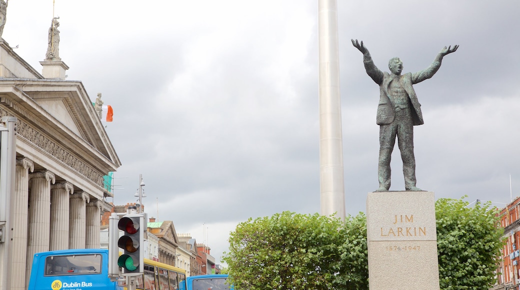 O\'Connell Street ofreciendo patrimonio de arquitectura, un edificio administrativo y un monumento