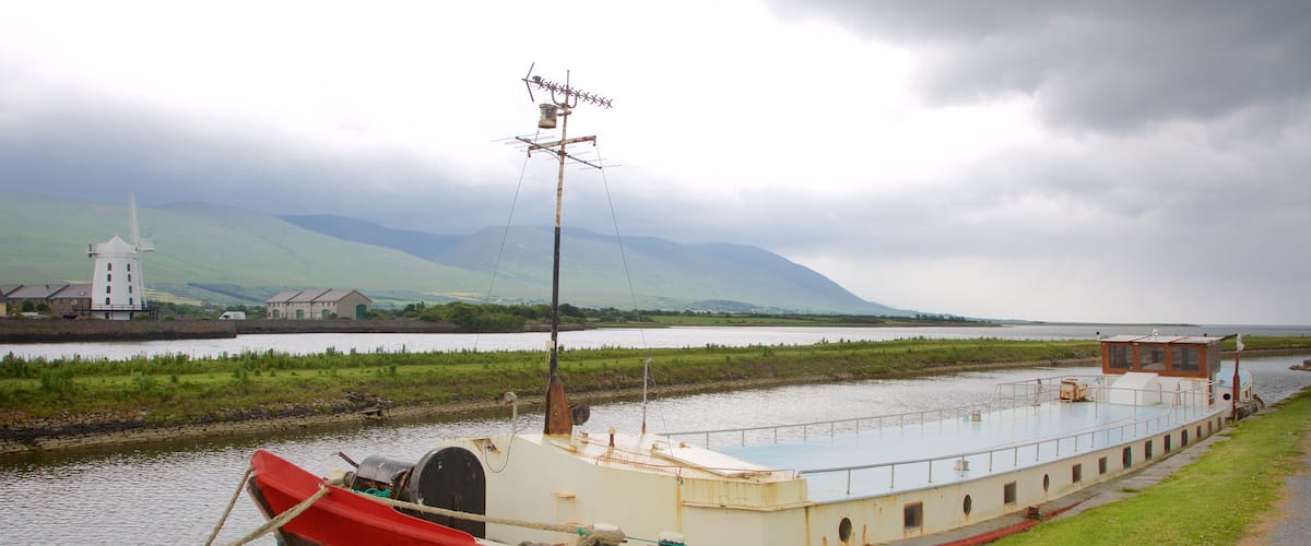 Blennerville Windmill que incluye paseos en lancha, un molino de viento y un río o arroyo