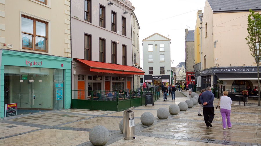 Tralee mostrando imágenes de calles y también un pequeño grupo de personas