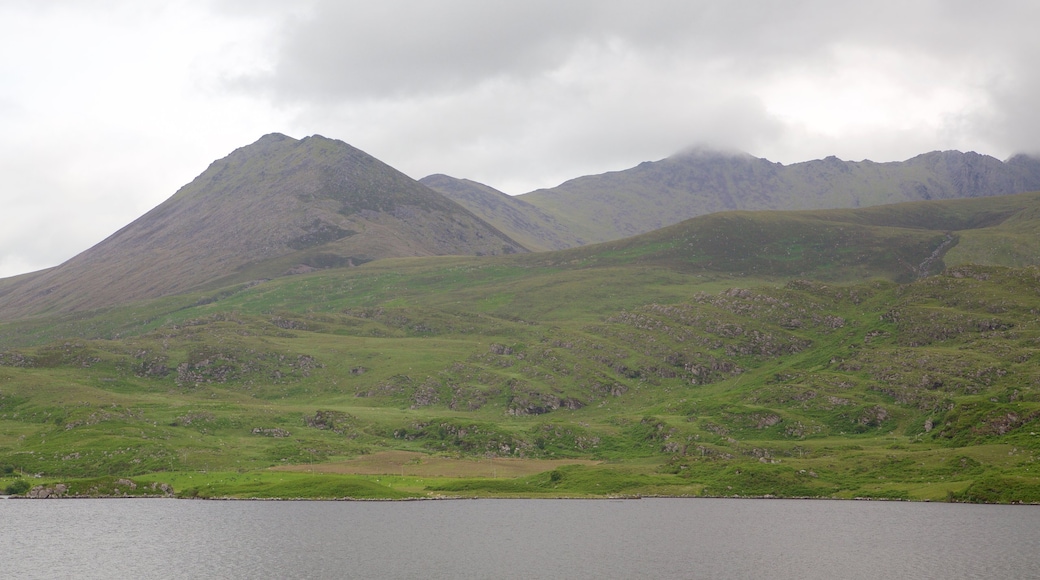 Glencar welches beinhaltet Berge, Fluss oder Bach und ruhige Szenerie