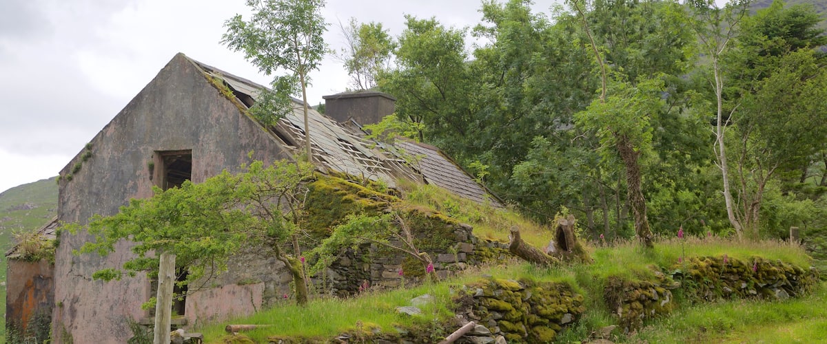 Glencar which includes tranquil scenes and building ruins