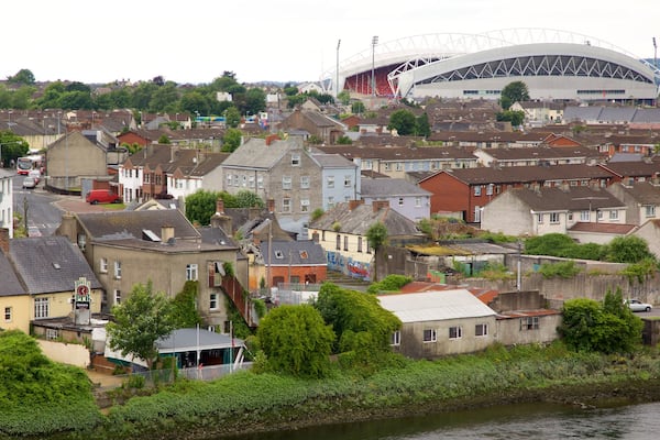 Thomond Park montrant ville et rivière ou ruisseau