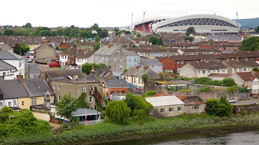 Thomond Park che include fiume o ruscello e città