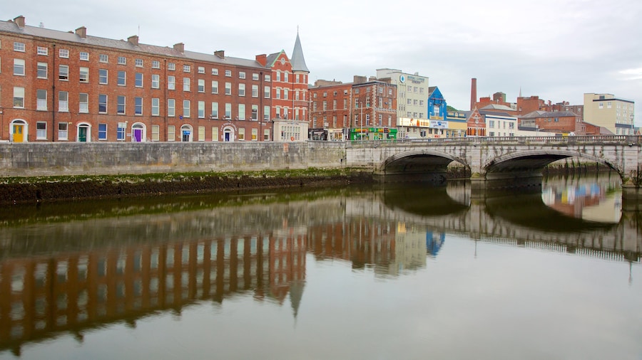 St. Patrick\'s Bridge og byder på en flod eller et vandløb, historiske bygningsværker og kulturarvsgenstande