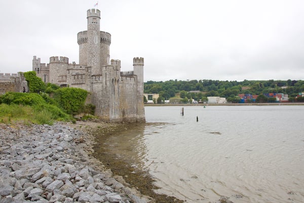 Blackrock Castle mettant en vedette riviĂšre ou ruisseau, patrimoine architectural et patrimoine historique