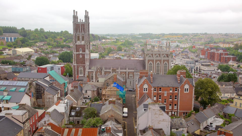 St. Anne\'s Shandon Church que incluye una ciudad