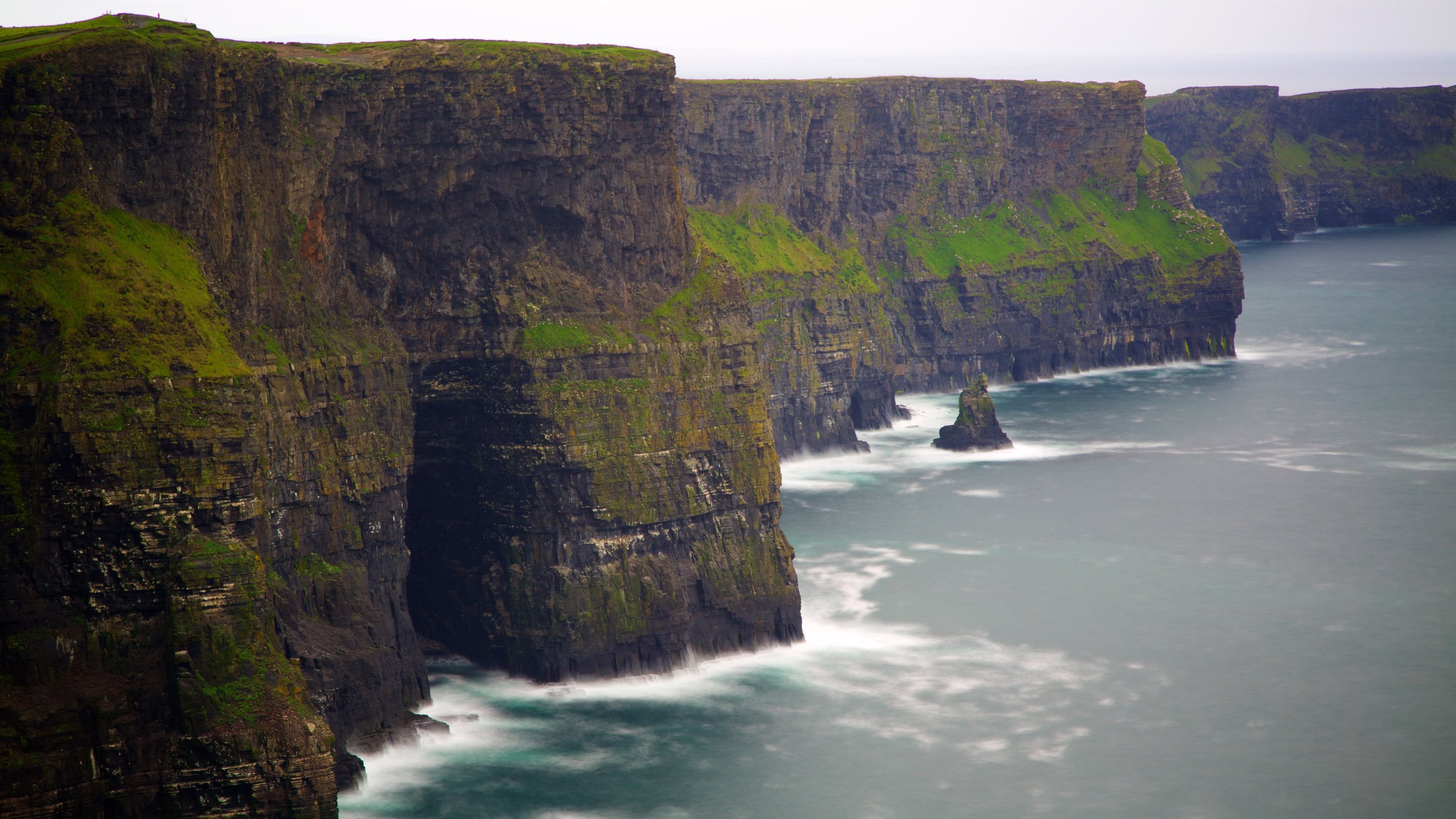 Cliffs of Moher mit einem schroffe Küste und allgemeine Küstenansicht