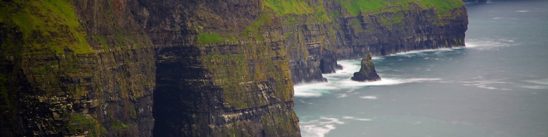 Cliffs of Moher caracterizando litoral rochoso e paisagens litorâneas