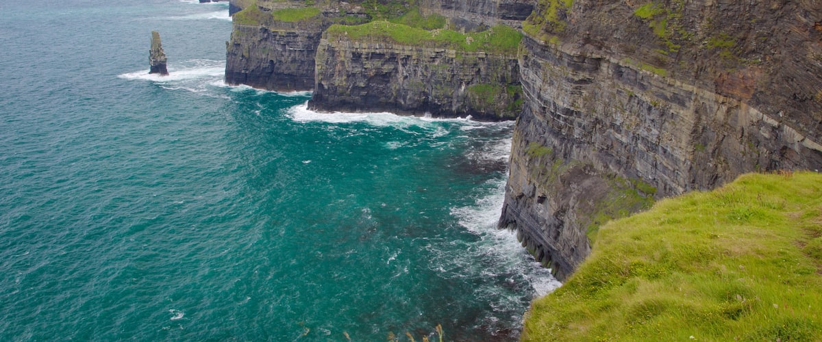 Acantilados de Moher ofreciendo costa rocosa y vistas generales de la costa