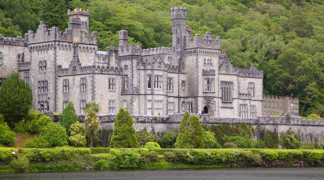 Kylemore Abbey que incluye patrimonio de arquitectura, elementos del patrimonio y castillo o palacio