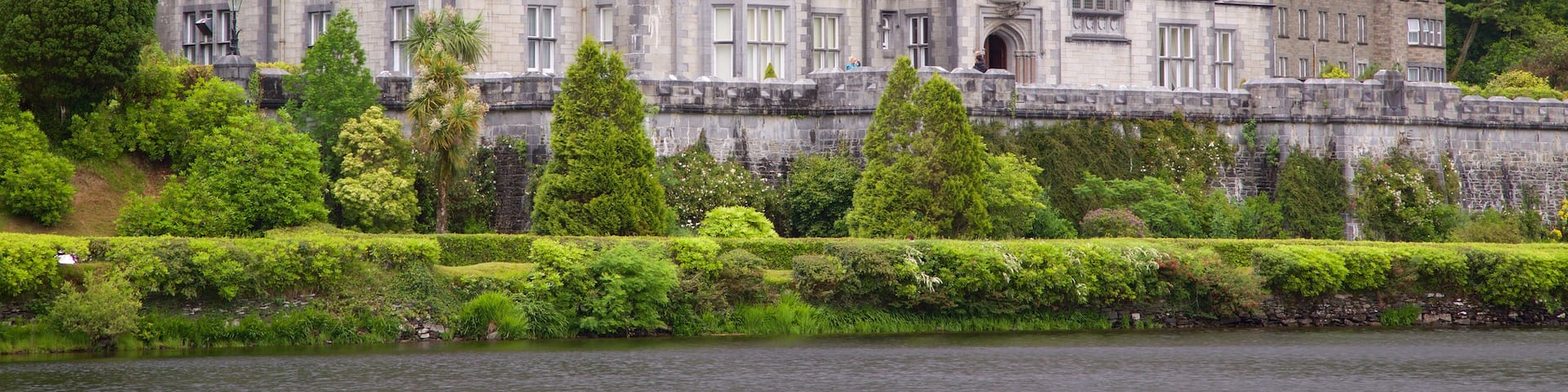 Kylemore Abbey que incluye patrimonio de arquitectura, elementos del patrimonio y castillo o palacio