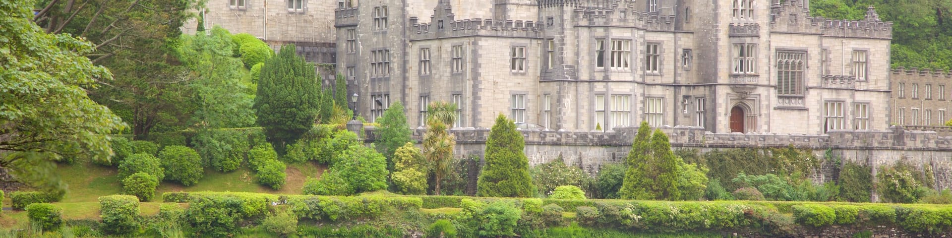 Kylemore Abbey mostrando elementos del patrimonio, patrimonio de arquitectura y un río o arroyo