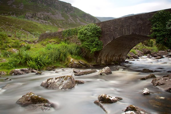 Gap of Dunloe qui includes rivière ou ruisseau, scènes tranquilles et pont