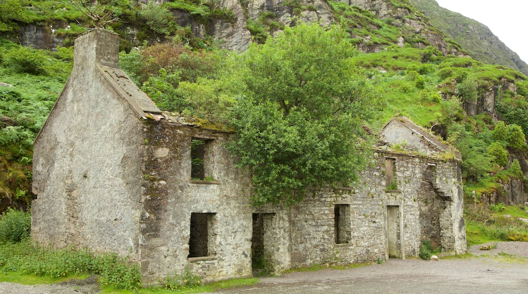 Gap of Dunloe presenterar historisk arkitektur, ruiner och stillsam natur