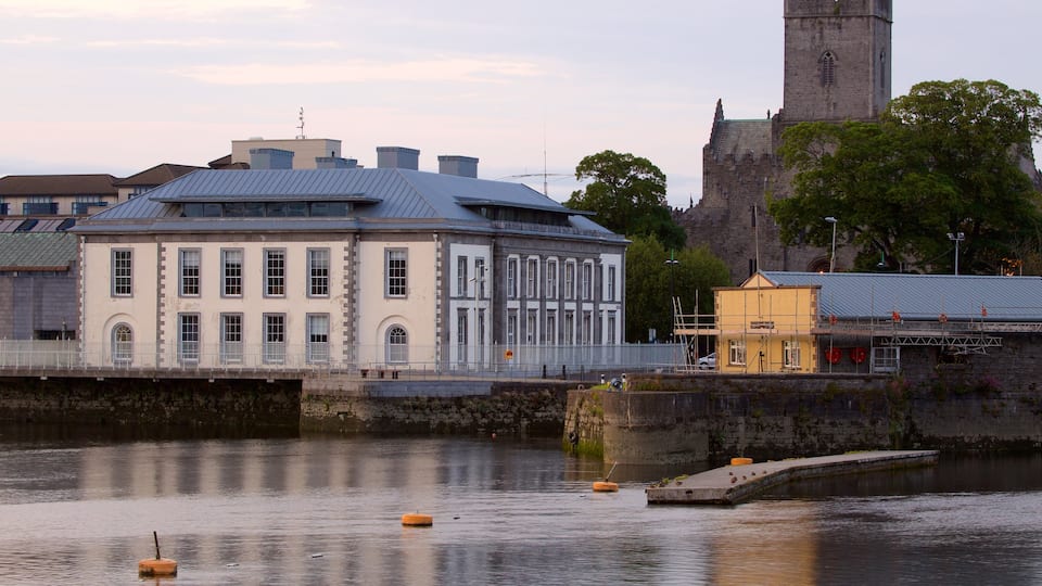 St. Mary\'s Cathedral welches beinhaltet Kirche oder Kathedrale, Fluss oder Bach und religiöse Aspekte