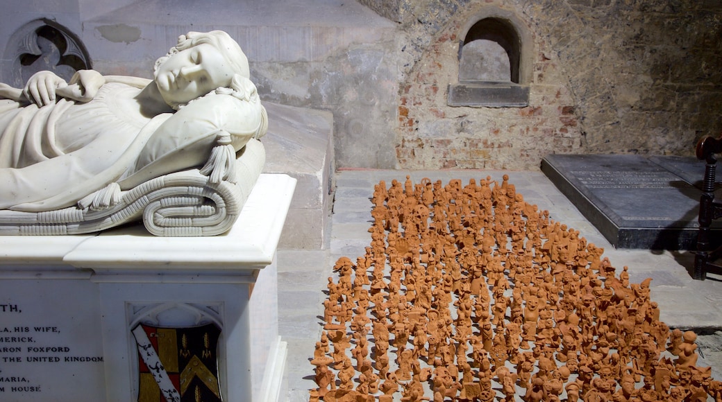 Cattedrale di S. Maria che include statua o scultura, elementi religiosi e oggetti d\'epoca