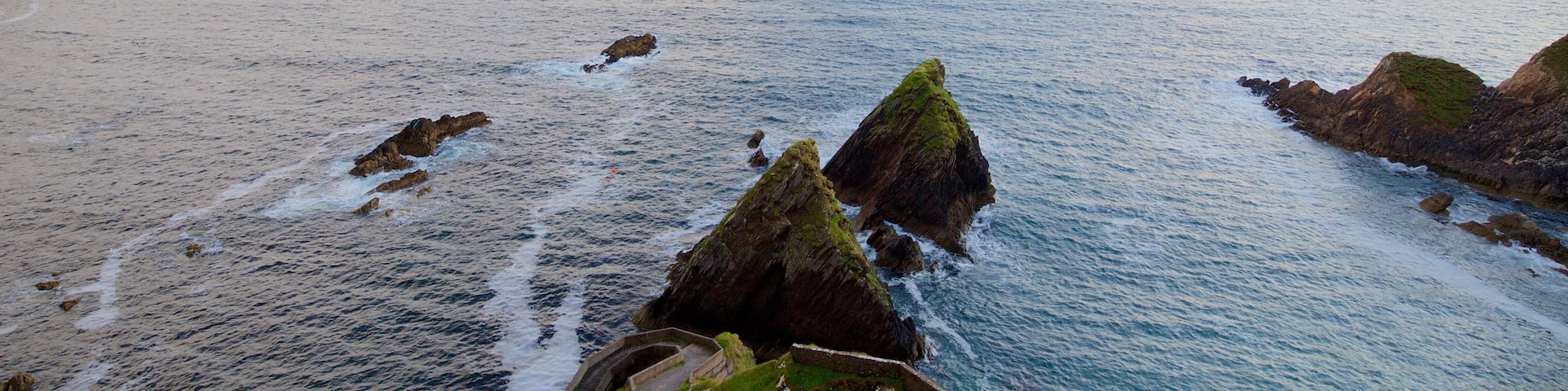 Slea Head mettant en vedette vues littorales et cÎte escarpée