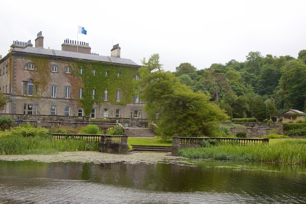Westport House montrant patrimoine architectural, château ou palais et rivière ou ruisseau