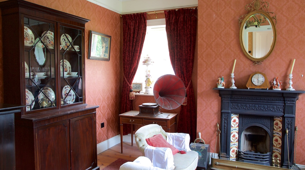 Bunratty Castle and Folk Park toont historisch erfgoed, kasteel of paleis en interieur