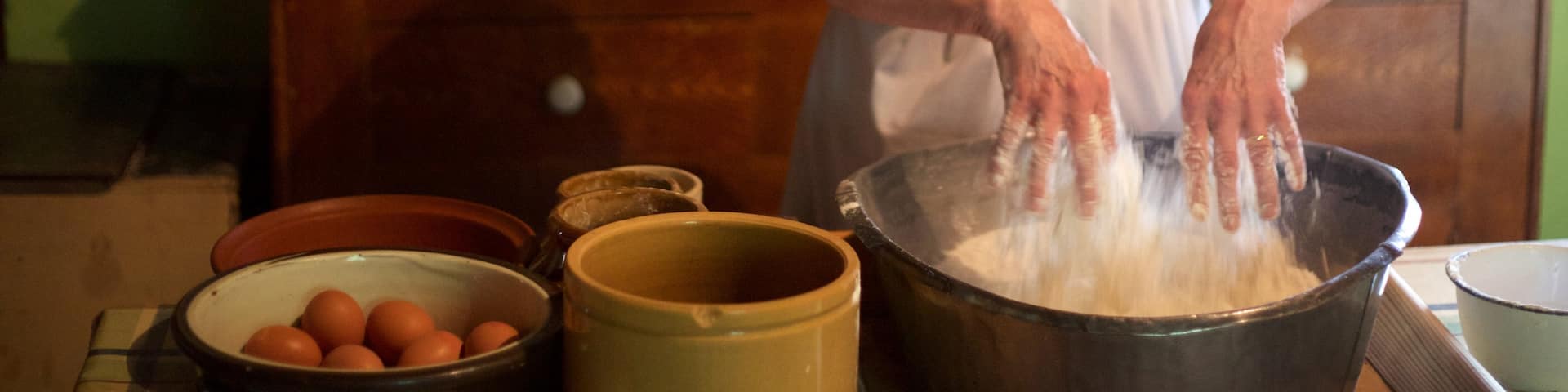 Bunratty Castle and Folk Park showing interior views, heritage elements and a house
