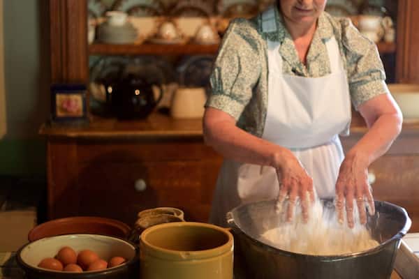 Bunratty Castle and Folk Park showing heritage elements, a house and food