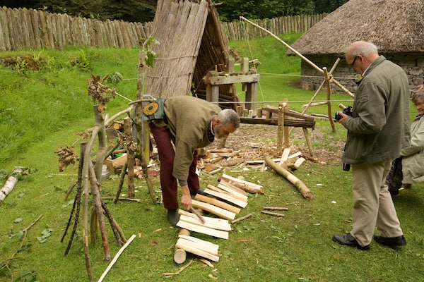Craggaunowen mit einem Geschichtliches und Kleinstadt oder Dorf sowie kleine Menschengruppe
