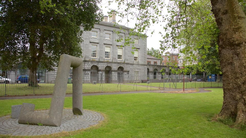 Hunt Museum que incluye una estatua o escultura, arte y elementos patrimoniales