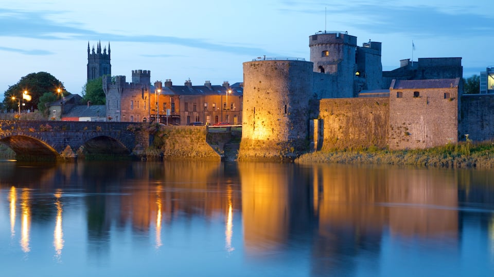 King John\'s Castle que incluye arquitectura patrimonial, un castillo y elementos patrimoniales