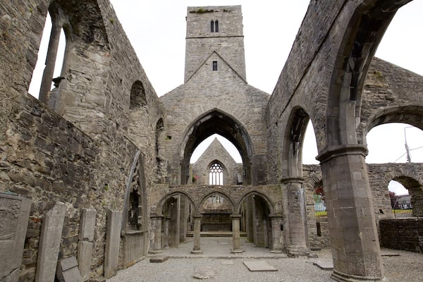 Abbaye de Sligo mettant en vedette patrimoine historique, chĂąteau et bĂątiments en ruines