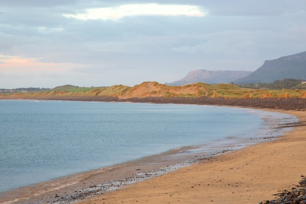 Streedagh Strand qui includes vues littorales et plage de sable